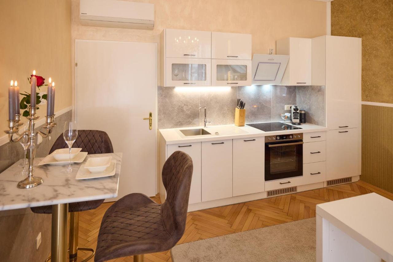 Sophies Place Augarten - Imperial Lifestyle City Apartments Vienna Parking Exterior photo